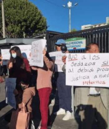 Plantón en el HCAM por separación de tres internos de medicina