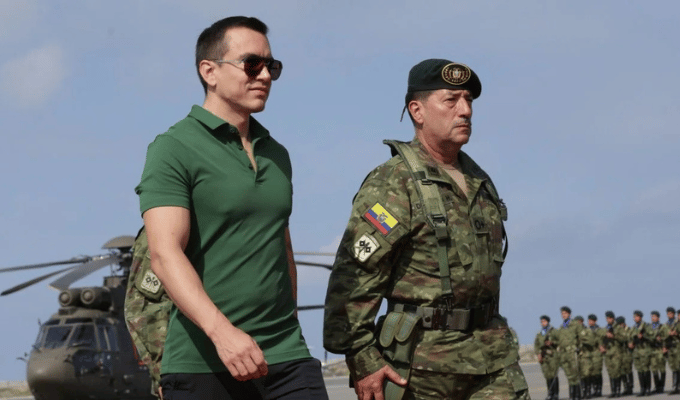 Noboa firma la salida de Ecuador del sistema SUCRE