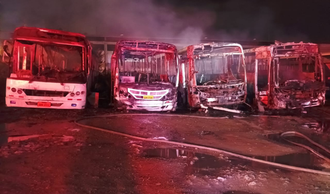 Cuatro Buses Devorados por Llamas en la Vía a Daule