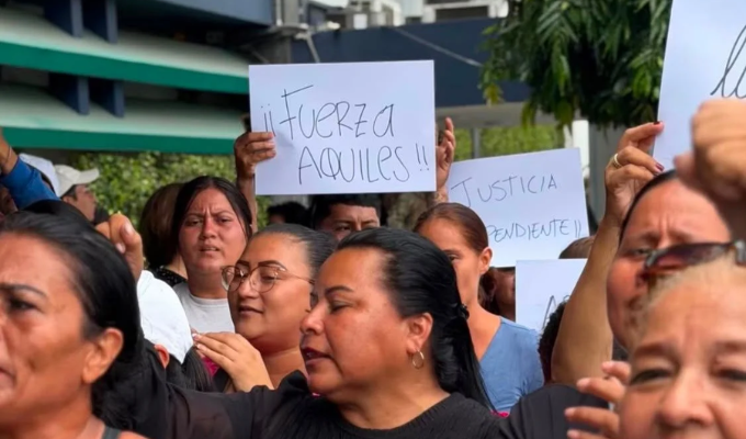 Aquiles Álvarez fue llevado de urgencia a una clínica de Guayaquil