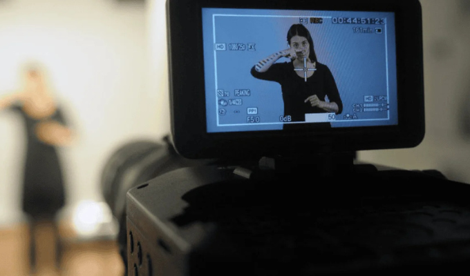 Medios de Ecuador tendrán que usar subtítulos, lengua inclusivo