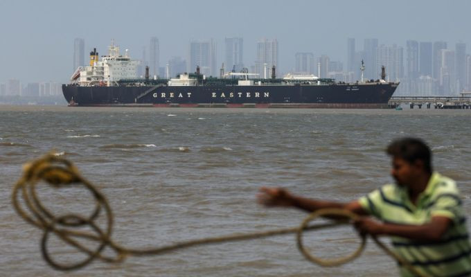 Precio del petróleo se dispara por nuevos ataques en Ormuz
