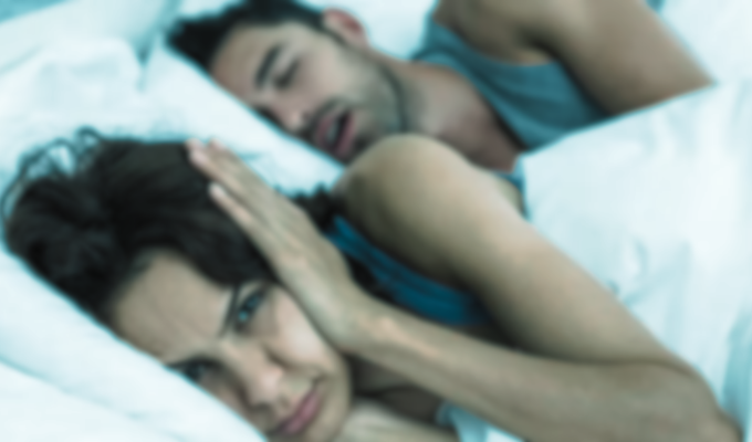 Parejas millennials optan por dormir separadas para un mejor sueño