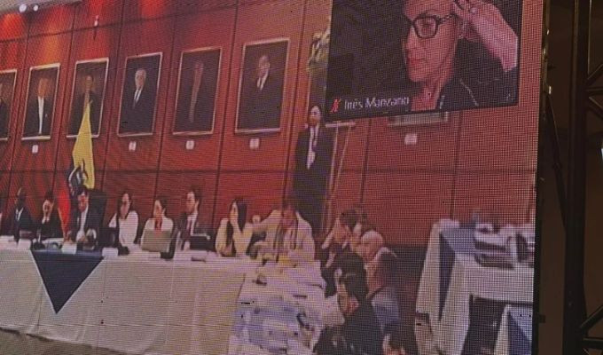 Inés Manzano comparece por pantalla y su defensa responde a Asamblea