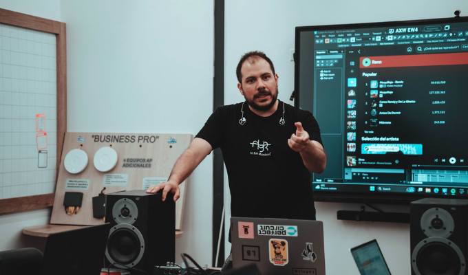 Ambato vivió un taller de producción musical junto a Renato Arias