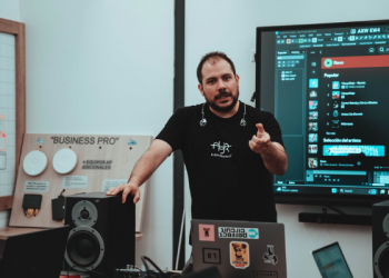 Ambato vivió un taller de producción musical junto a Renato Arias