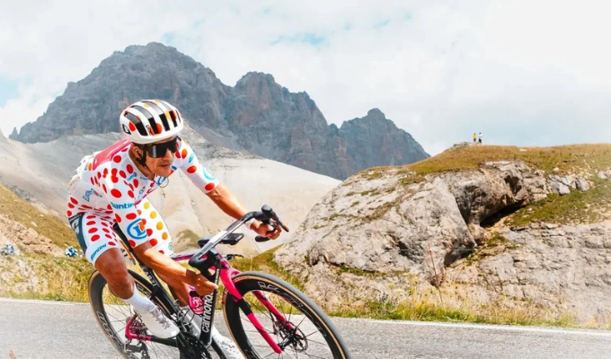 Carapaz va por el podio en La Vuelta