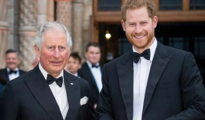 Harry y Meghan vuelven al Reino Unido y Carlos III celebra la noticia.