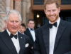 Harry y Meghan vuelven al Reino Unido y Carlos III celebra la noticia.