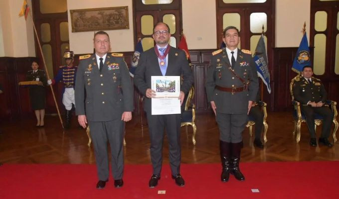 Casa Militar condecora a John Reimberg con el Gran Collar al Mérito