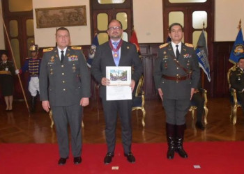 Casa Militar condecora a John Reimberg con el Gran Collar al Mérito