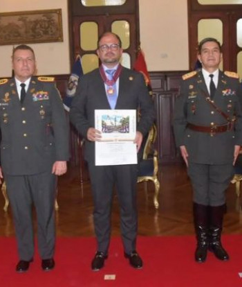 Casa Militar condecora a John Reimberg con el Gran Collar al Mérito