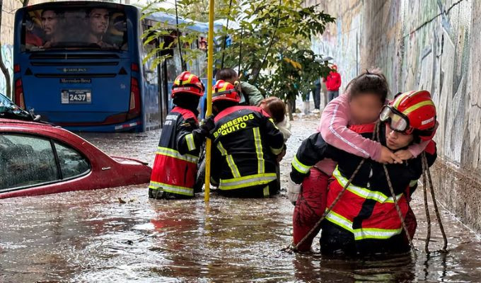 Lluvias en Quito: Bomberos rescatan a pasajeros de un bus atrapado
