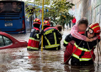 Lluvias en Quito: Bomberos rescatan a pasajeros de un bus atrapado