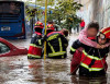 Lluvias en Quito: Bomberos rescatan a pasajeros de un bus atrapado