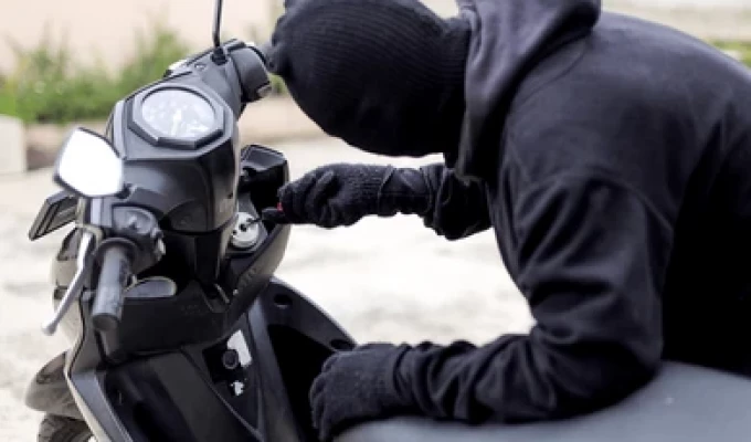 Hombre denuncia robo de motocicleta con cuchillo en el norte de Ambato