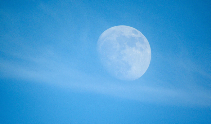 La NASA revela: ¿Por qué vemos la Luna en pleno día?