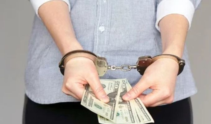 Mujer fue detenida con armas y más de $15.000 en la vivienda de Guayas
