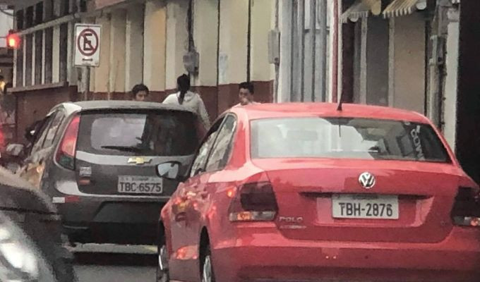 Hasta 36 vehículos se estacionan sobre veredas en y complican el paso