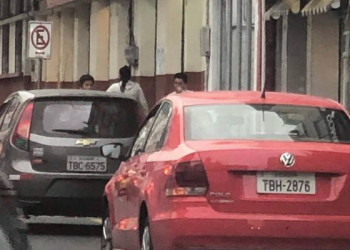 Hasta 36 vehículos se estacionan sobre veredas en y complican el paso