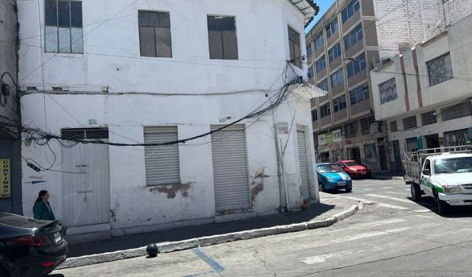 Telarañas de cables generan molestias y riesgos en el centro de Ambato