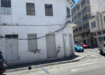 Telarañas de cables generan molestias y riesgos en el centro de Ambato
