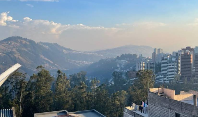 Quito bajo humo: Incendio en Pusuquí causa alarma en la capital