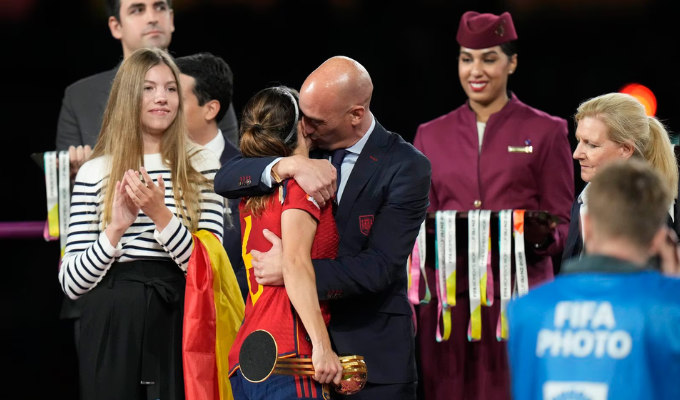 ¡Escándalo FIFA! Rubiales suspendido por polémico beso a Hermoso 😱