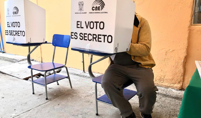 15 de octubre: Extranjeros vuelven a votar en Elecciones Anticipadas