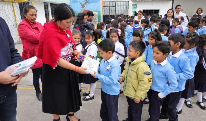 300 niños de Tungurahua, más equipados para el estudio