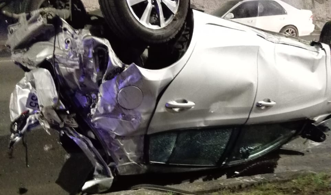¡Impactante vuelco! Auto choca contra peña en Paso Lateral Ambato