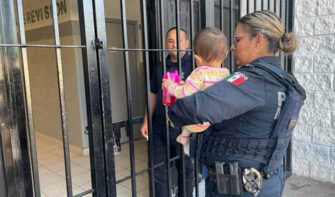 Hallan a niña abandonada en México tras el asesinato de sus padres