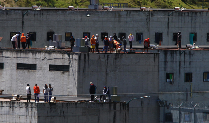 Policías y guías penitenciarios secuestrados en cárceles