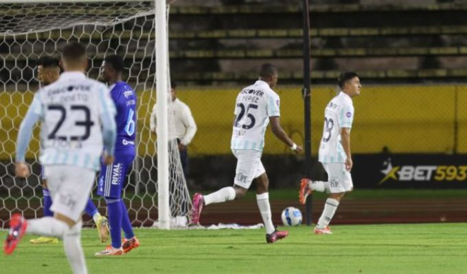 U. Católica vence a Emelec 3-2, agravando la crisis de los eléctricos