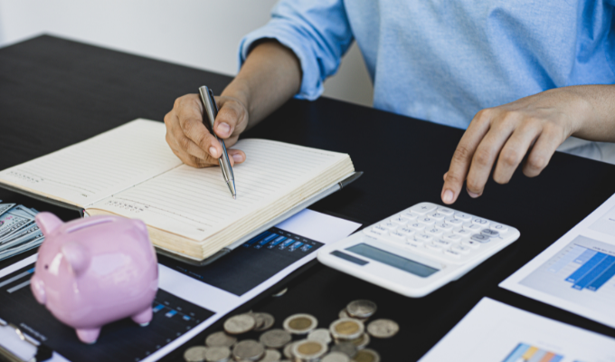 ¿Tienes dinero extra? Descubre si debes invertir o saldar deudas