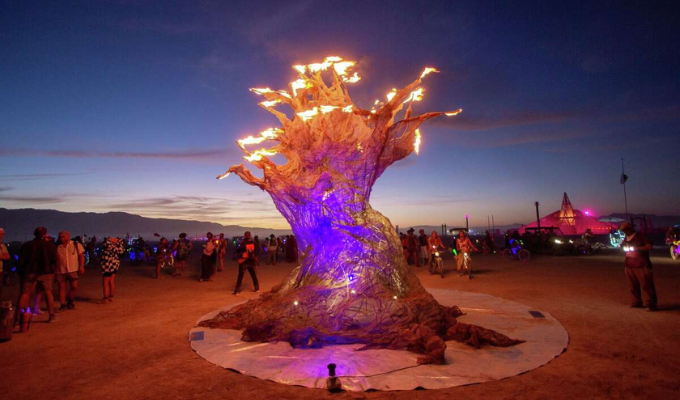 ¡Caos en Burning Man! Tormentas atrapan a 70,000 en el desierto 🌩️🏜