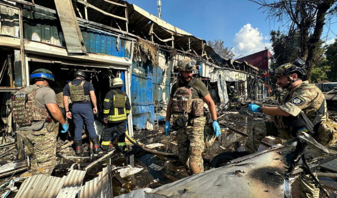 ¡Horror en Ucrania! Mercado atacado por Rusia deja 17 muertos. 💔🚀