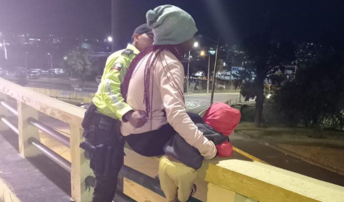 Madre intenta lanzarse de puente con su hija: Policía interviene