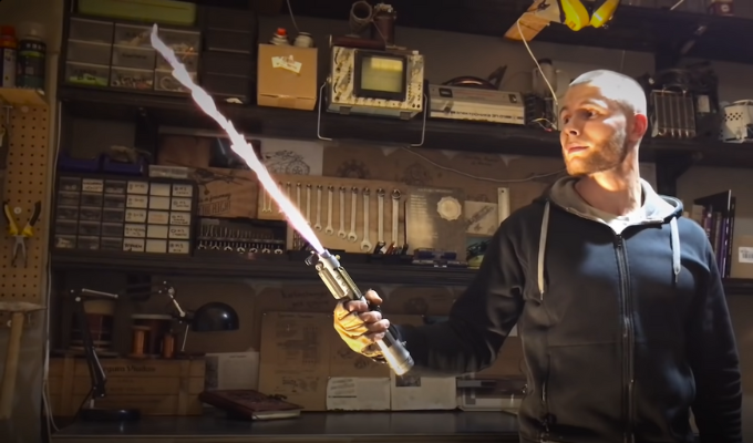 ¡De la Ficción a la Realidad! Youtuber crea un verdadero Lightsaber 🌌
