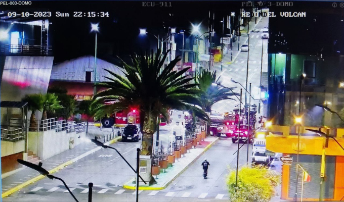 Pelileo. Llamas consumen local, ¡ECU 911 al rescate!