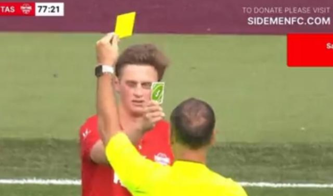Jugador le devuelve al árbitro tarjeta amarilla con carta de UNO 🃏