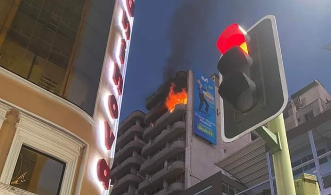 Desastre en Ambato: Llamas devoran edificio de la Asociación Empleados