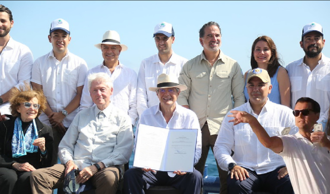 Clinton, Bo Derek y más: Lasso condecora a la elite estadounidense.