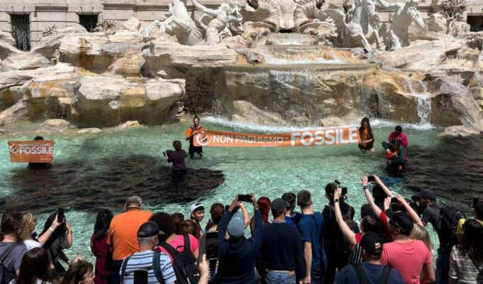 Activistas tiñen de negro la Fontana di Trevi en protesta climática