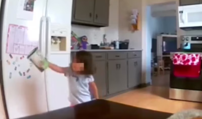 Madre capta amigo imaginario de su hija ¡y no es lo que esperas!
