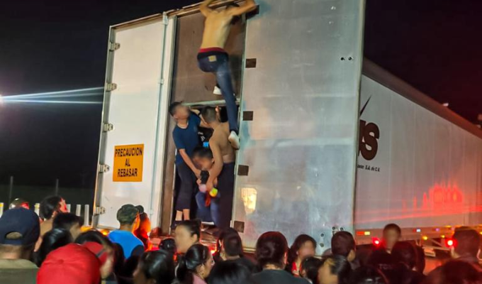 ¡Drama en México! Ecuatorianos hallados en tráiler deshidratados 😱🚚