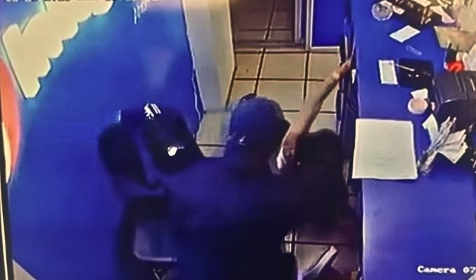 Frustrado robo a cooperativa en Ambato deja una mujer golpeada