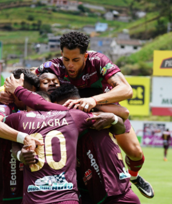 ¡Punchitu hawapi! Delfínta mishaspami, ñawpakun. 🔥
