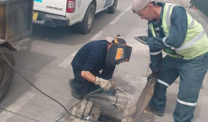 EmaparRiobamba avanza con la reparación de rejillas de sumideros