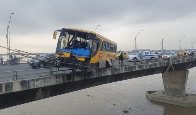 Accidente en Puente de la Unidad Nacional deja bus escolar suspendido